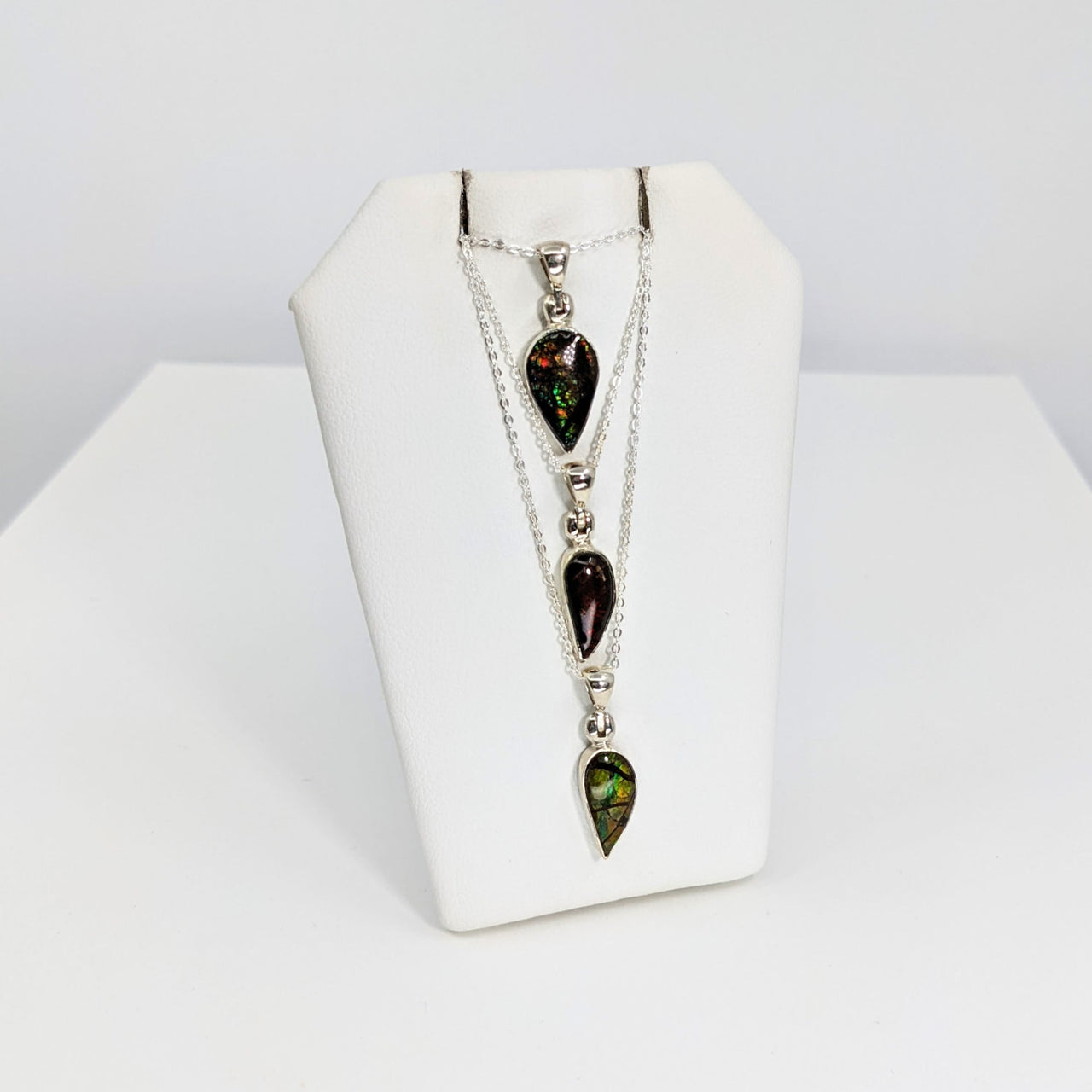 Ammolite 18’ sterling silver necklace with green and black stone pendant, approx. 3g (#SK8914)