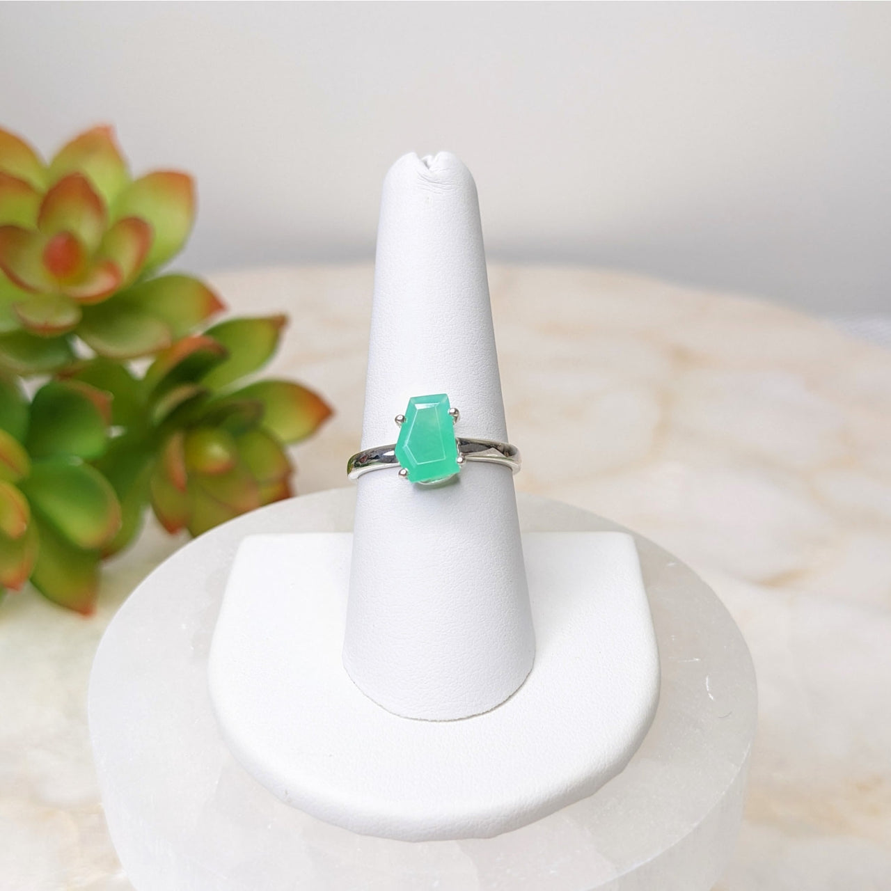 Chrysoprase S.S. Ring Sz 8 #LV4849 with a green stone on top for elegant wear